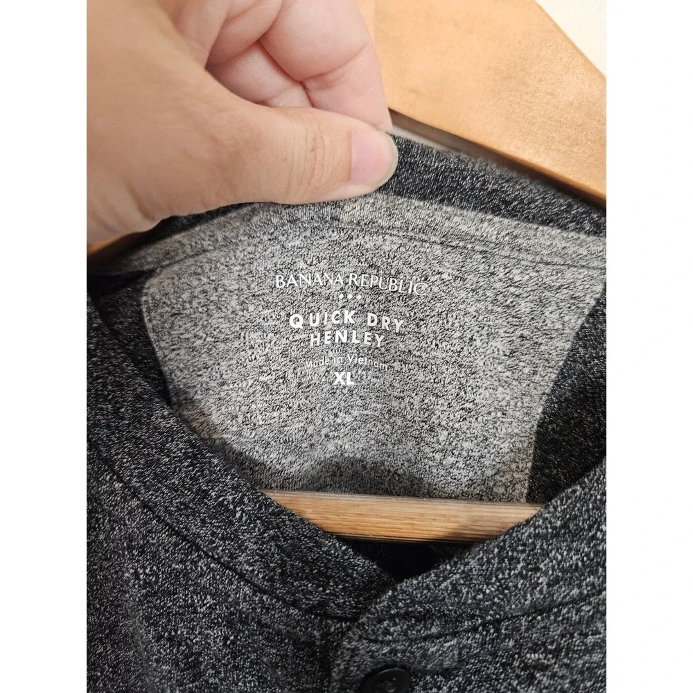 Banana Republic Quick Dry Henley XL Gray Long Sleeve Performance Raglan Shirt